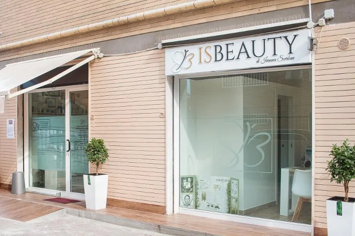 La vetrina di IS BEAUTY in via Cardinale Marcello Mimmi a Bari, con l'insegna «ISBEAUTY di Ivanna Scerban»