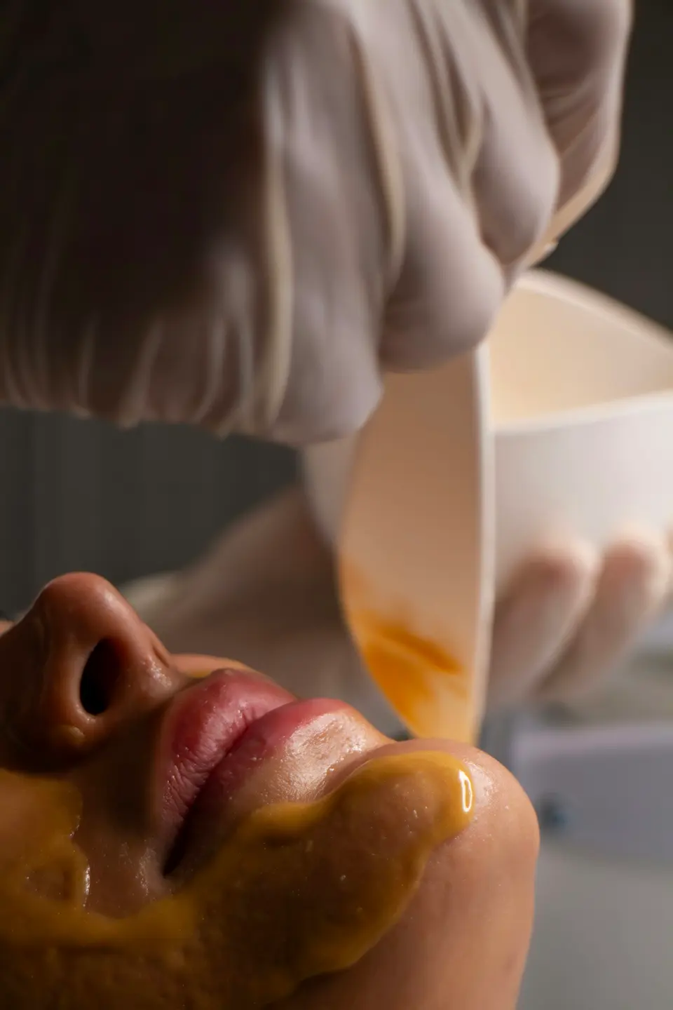 Applicazione di una maschera sul viso durante un trattamento